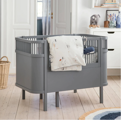 Het Sebra bed gemaakt van Beechwood is te gebruiken vanaf de geboorte en groeit met je kindje mee. Het bed is voorzien van een verstelbare bodem en de verschillende opties maken het mogelijk om hem steeds weer opnieuw te gebruiken.
