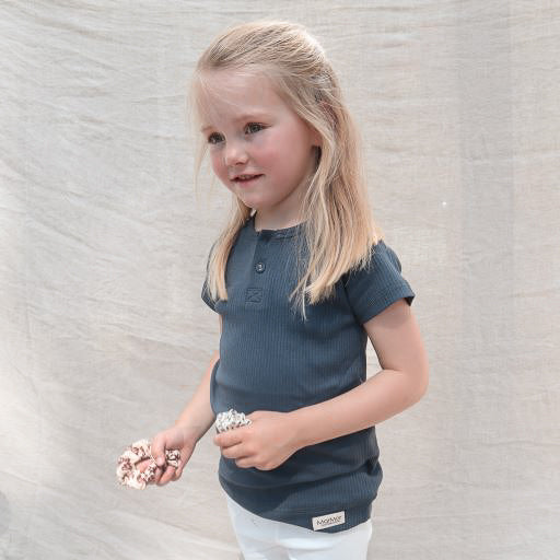 Shirt met korte mouwen voor kinderen in het donkerblauw van Mar Mar Copenhagen.