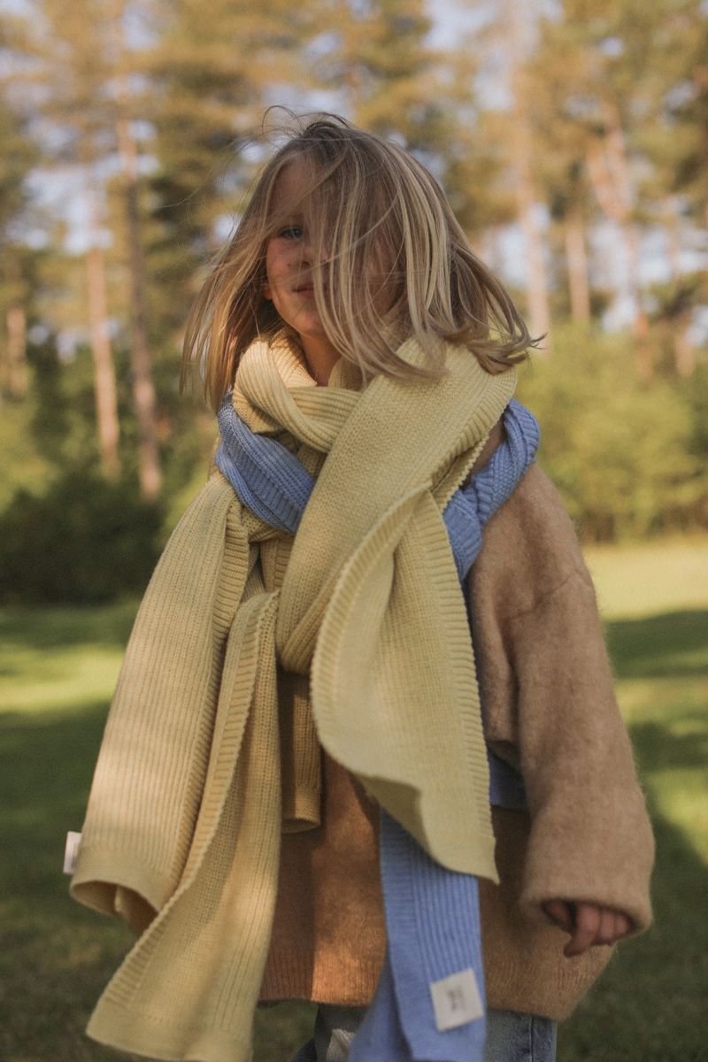 Kind met Sjaal gustave light yellow hvid aan