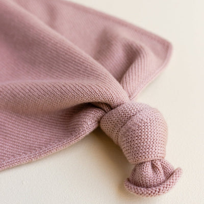 Gebreid speendoekje voor baby's in de kleur Blush van HVID. Gebreid speendoekje voor baby's in de kleur Blush van HVID ingezoomd knoop.