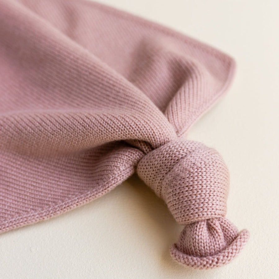 Gebreid speendoekje voor baby's in de kleur Blush / rose van HVID.