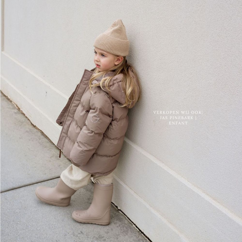 De thermoboots zijn gevoerd met wol aan de binnenzijde. De regenlaarzen zijn van ENFANT en portabella van kleur, foto met bijpassende jas genomen van ver af.