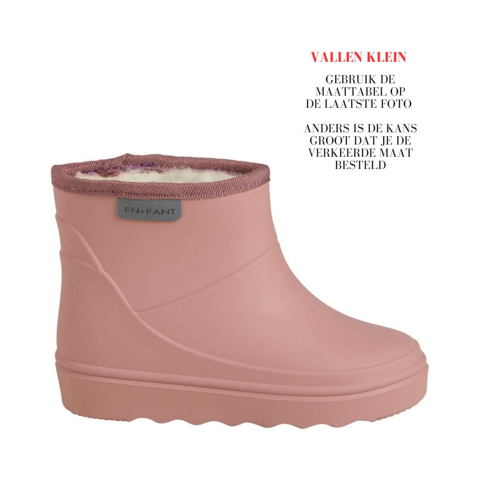 De thermoboots zijn gevoerd met wol aan de binnenzijde. De regenlaarzen zijn van ENFANT en old rose van kleur voorzijde enkele laars.