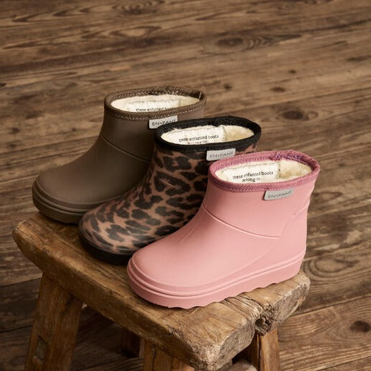 De thermoboots zijn gevoerd met wol aan de binnenzijde. De regenlaarzen zijn van ENFANT en old rose van kleur voorzijde lifestyle.