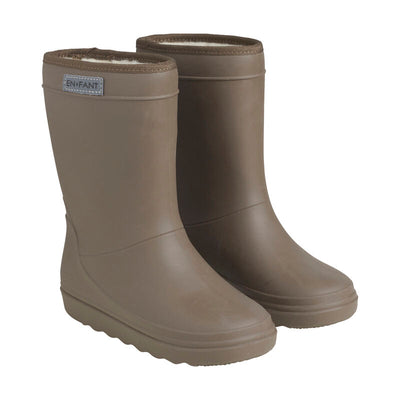 De thermoboots zijn gevoerd met wol aan de binnenzijde. De regenlaarzen zijn van ENFANT en chocolate chip van kleur.