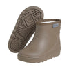 De thermoboots zijn gevoerd met wol aan de binnenzijde. De regenlaarzen zijn van ENFANT en chocolate chip van kleur.