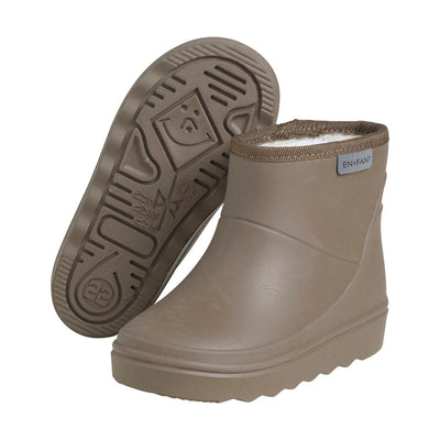 De thermoboots zijn gevoerd met wol aan de binnenzijde. De regenlaarzen zijn van ENFANT en chocolate chip van kleur.