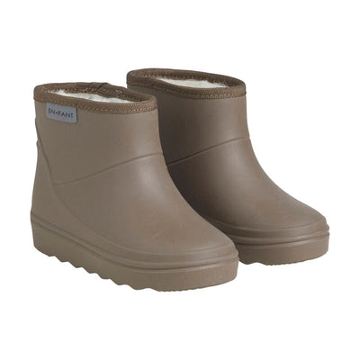 De thermoboots zijn gevoerd met wol aan de binnenzijde. De regenlaarzen zijn van ENFANT en chocolate chip van kleur.