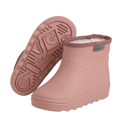 De thermoboots zijn gevoerd met wol aan de binnenzijde. De regenlaarzen zijn van ENFANT en old rose van kleur.