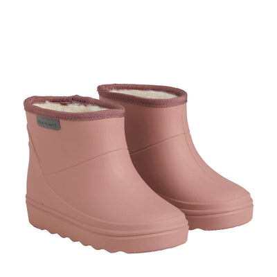 De thermoboots zijn gevoerd met wol aan de binnenzijde. De regenlaarzen zijn van ENFANT en old rose van kleur.