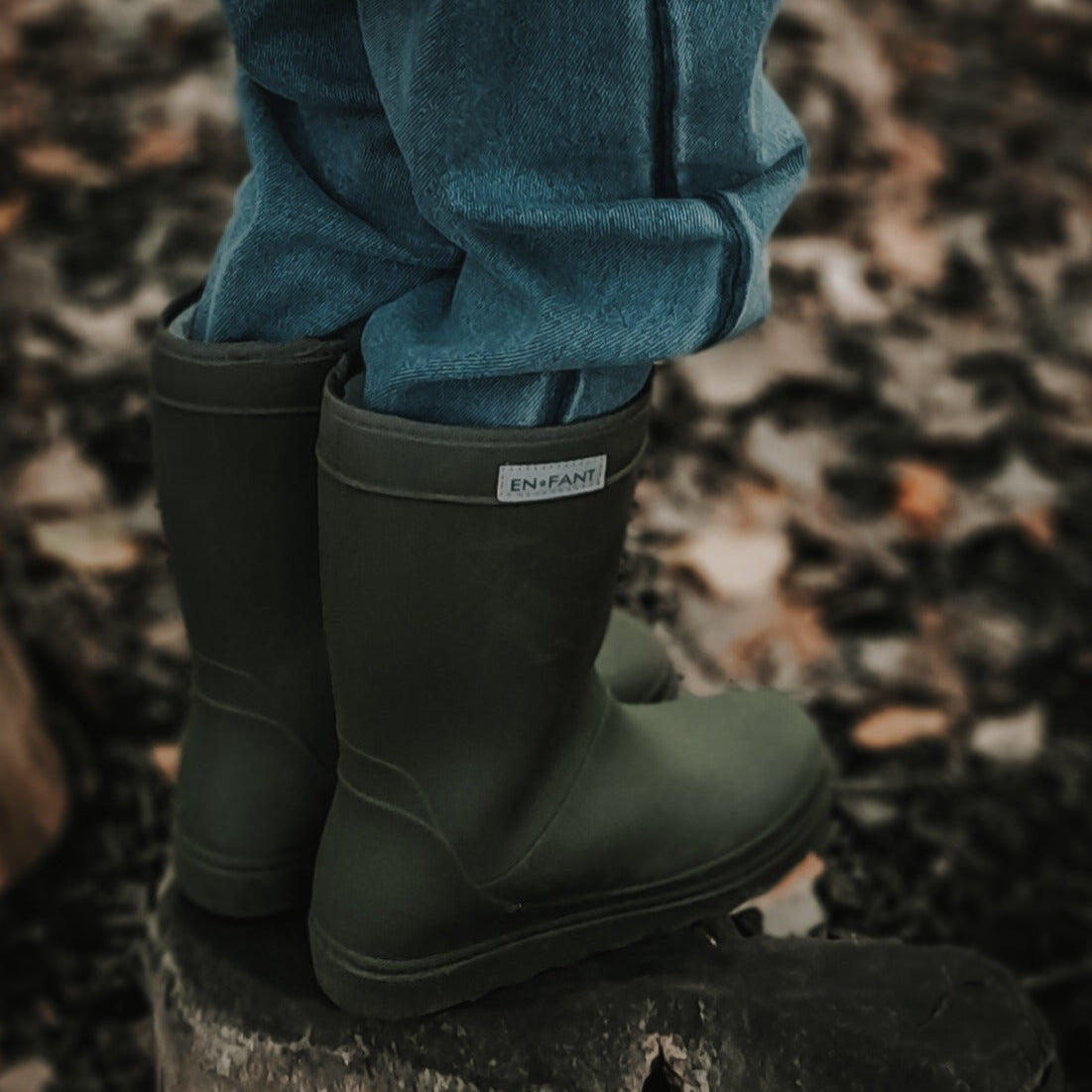 De thermoboots zijn gevoerd met wol aan de binnenzijde. De regenlaarzen zijn van ENFANT en groen lifestyle.