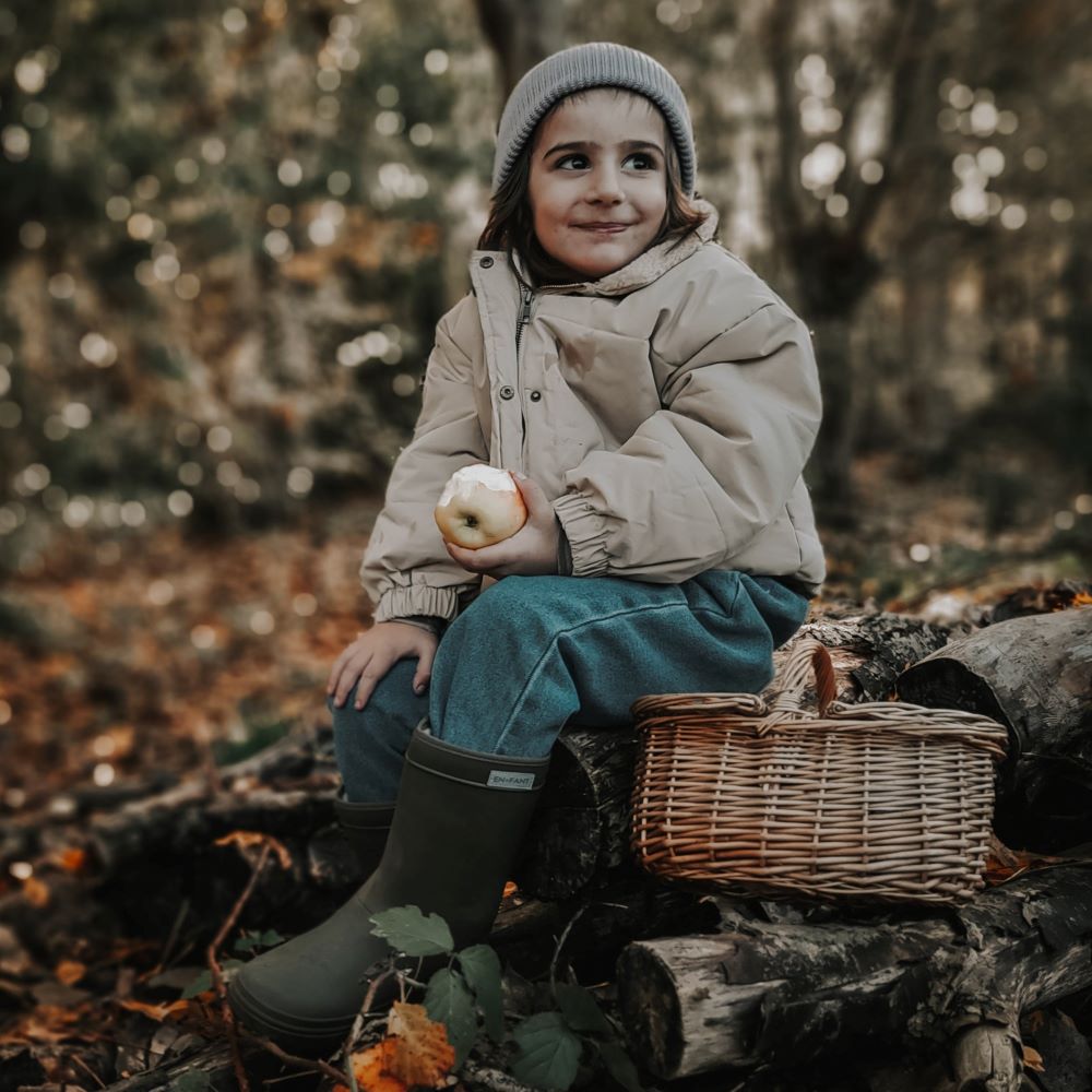 De thermoboots zijn gevoerd met wol aan de binnenzijde. De regenlaarzen zijn van ENFANT en groen lifestyle 3.