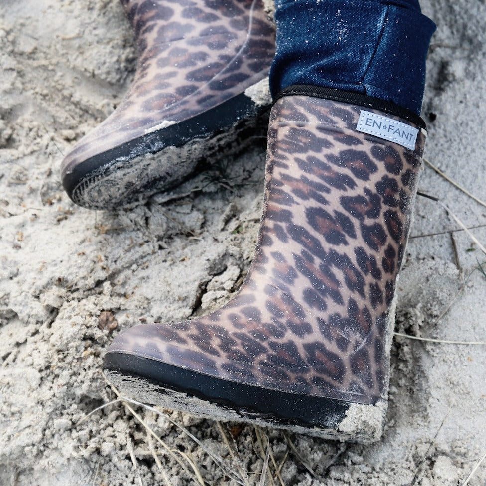 De thermoboots zijn gevoerd met wol aan de binnenzijde. De regenlaarzen zijn van ENFANT en Leopard print van kleur lifestyle 4.