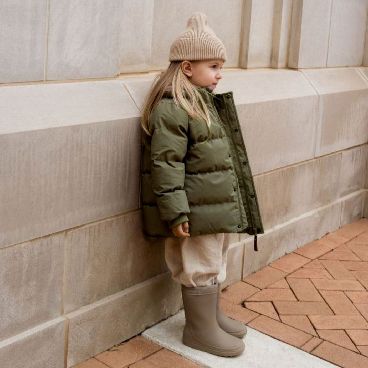 Kindje met Thermoboots pine bark aan 