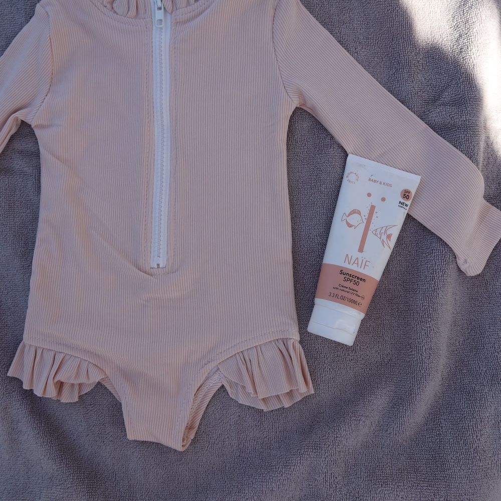 UV zwempak voor kinderen ter bescherming tegen de zon in het rose met lange mouwen..