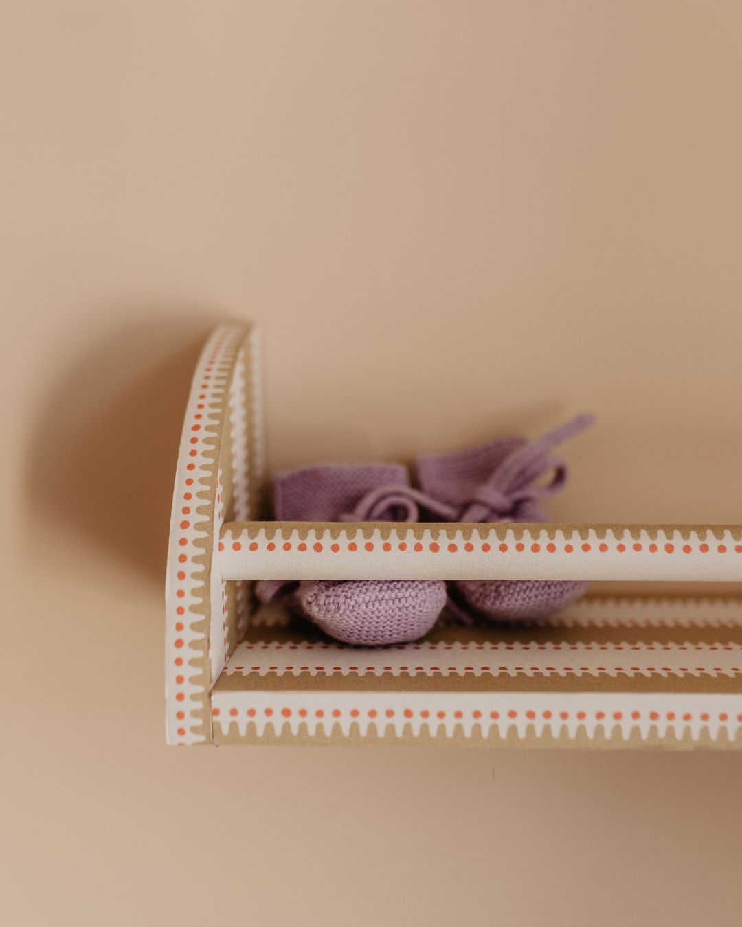 Wandplank patroon okergeel