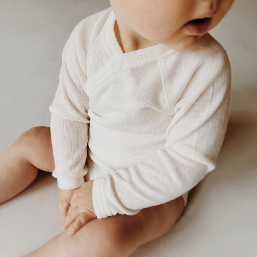 Wikkelromper in de kleur naturel met lange mouwen voor baby's gemaakt van wol van het merk Joha lifestyle zoom in.