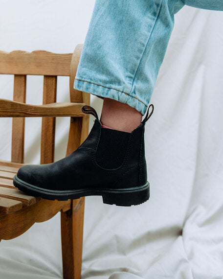 Stoere klassieke Laarsjes (boots) voor kinderen in de kleur Zwart van het merk Blundstone. 