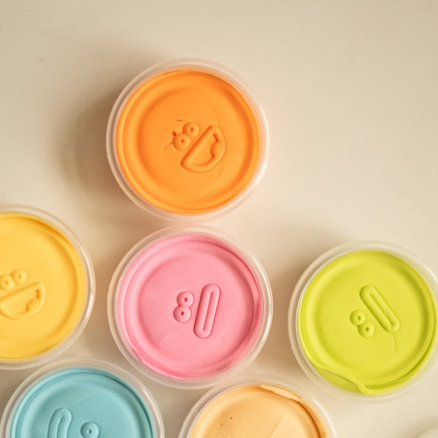 Klein voor kinderen in verschillende potjes en kleuren om mee te knutselen. Deze set bevat dino's om te maken. 
