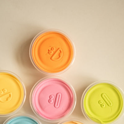 Klein voor kinderen in verschillende potjes en kleuren om mee te knutselen. Deze set bevat vissen om te maken.