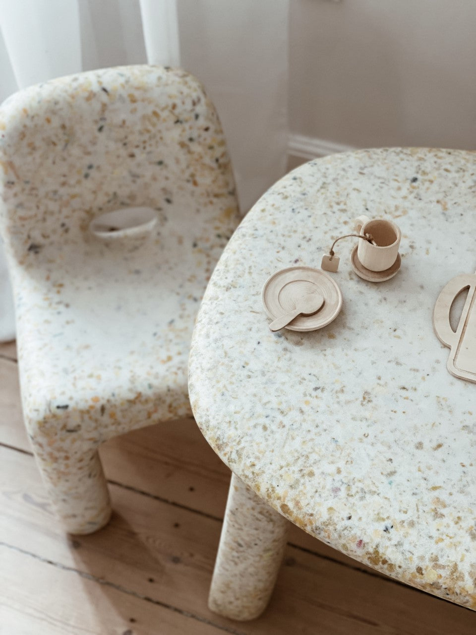 Charlie chair vanilla met tafel