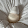 Babyflesje in de vorm van de borst van de moeder in de kleur wit van het merk Elhee.
