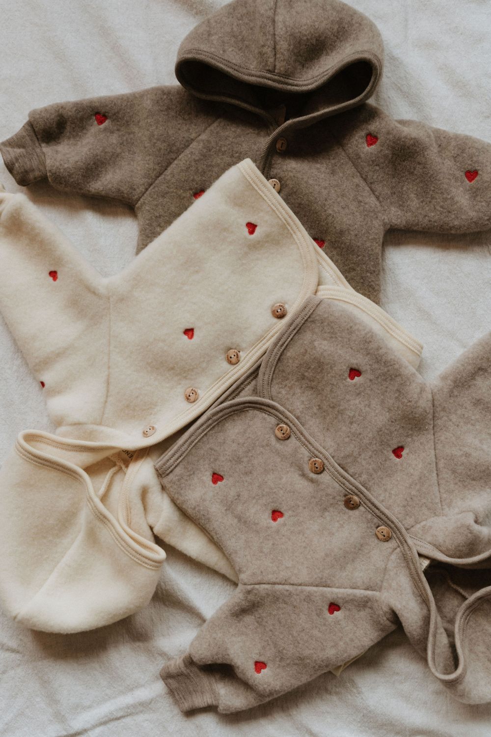 Jasje wolfleece hartjes sand limited edition