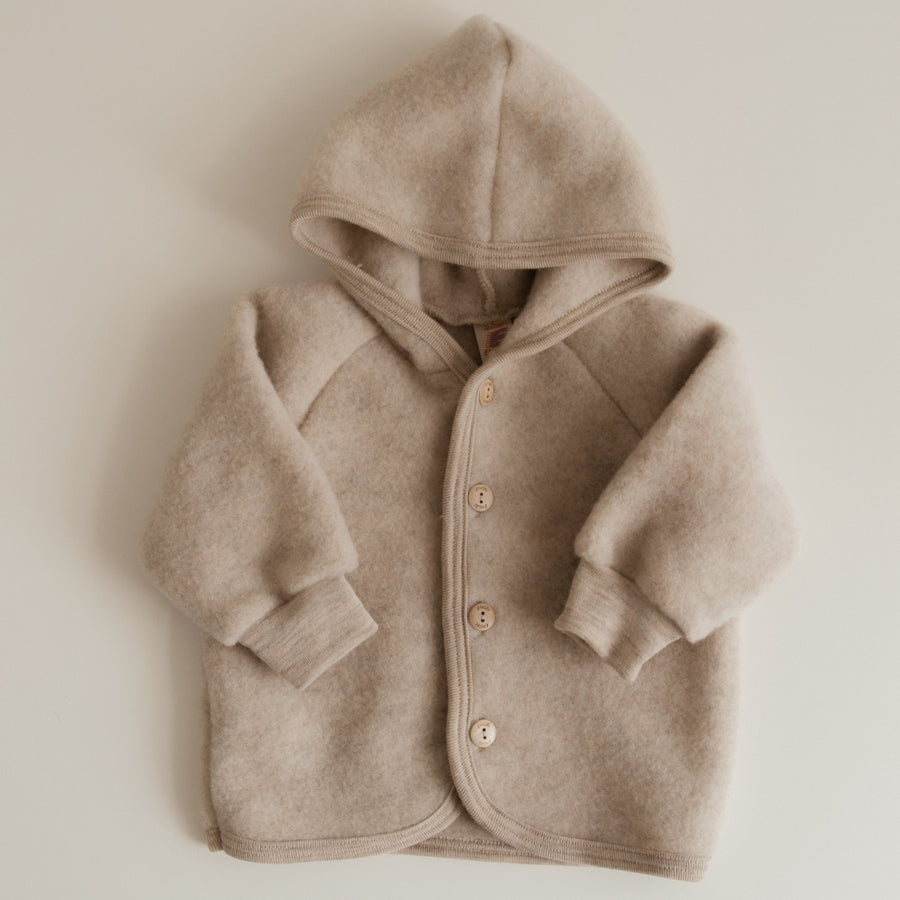 Sand Melange jasje gemaakt van wolfleece van het merk Engel Natur voor baby's.