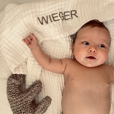 Luchtige witte doek gepersonaliseerd met naam voor baby's.