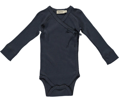 Overslagromper voor baby's in donkerblauw met een strikje als afwerking van Mar Mar Copenhagen.