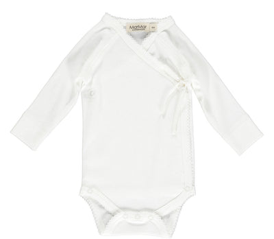 Overslagromper voor baby's in Gentle White (naturel) met een strikje als afwerking van Mar Mar Copenhagen.