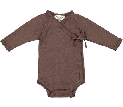 Overslagromper voor baby's in het bruin met een strikje als afwerking van Mar Mar Copenhagen.