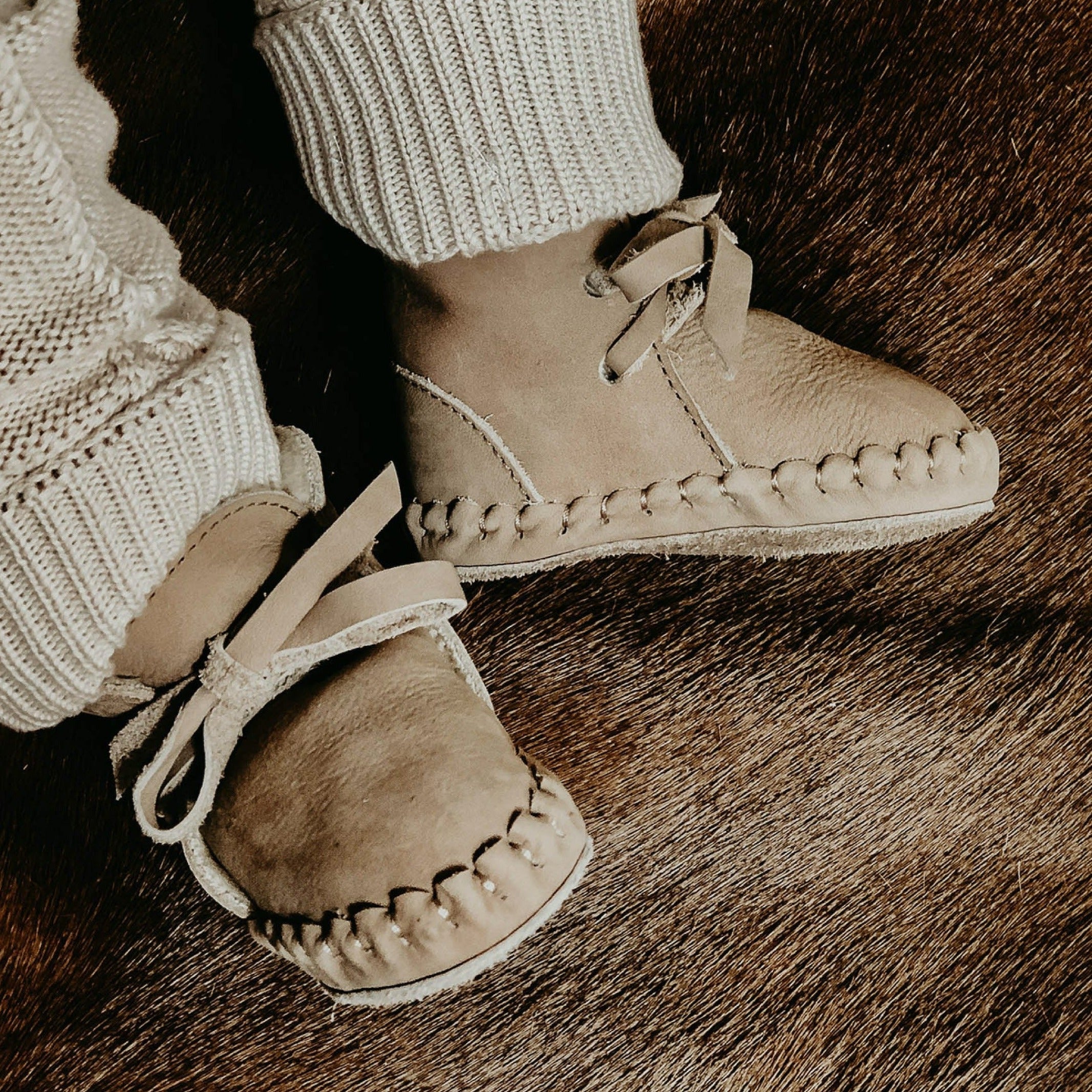wol gevoerde slofjes voor baby's / kinderen in het bruin van donsje.