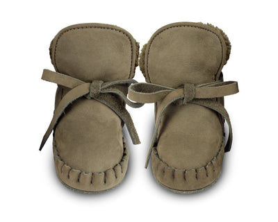 Suede wol gevoerde slofjes voor baby's in de kleur groen grijs van Donsje.