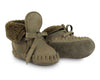 Suede wol gevoerde slofjes voor baby's in de kleur groen grijs van Donsje.