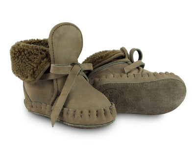 Suede wol gevoerde slofjes voor baby's in de kleur groen grijs van Donsje.