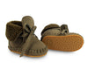 Suede wol gevoerde slofjes voor baby's in de kleur groen grijs van Donsje.