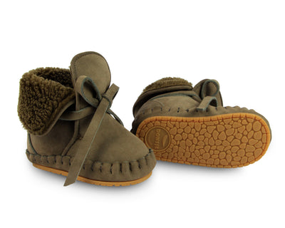 Suede wol gevoerde slofjes voor baby's in de kleur groen grijs van Donsje.