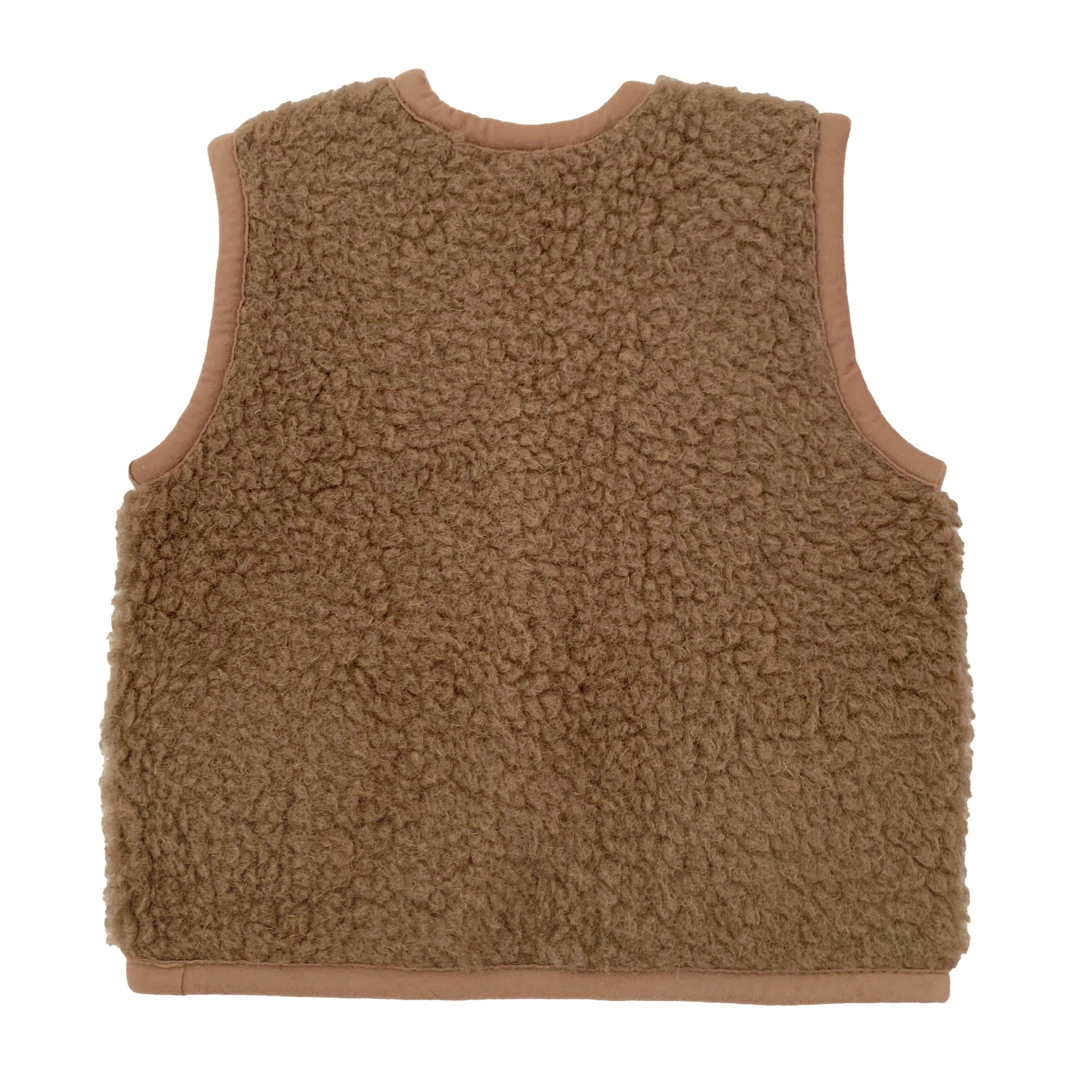 Kind draagt bruine wollen bodywarmer van het merk Alwero 