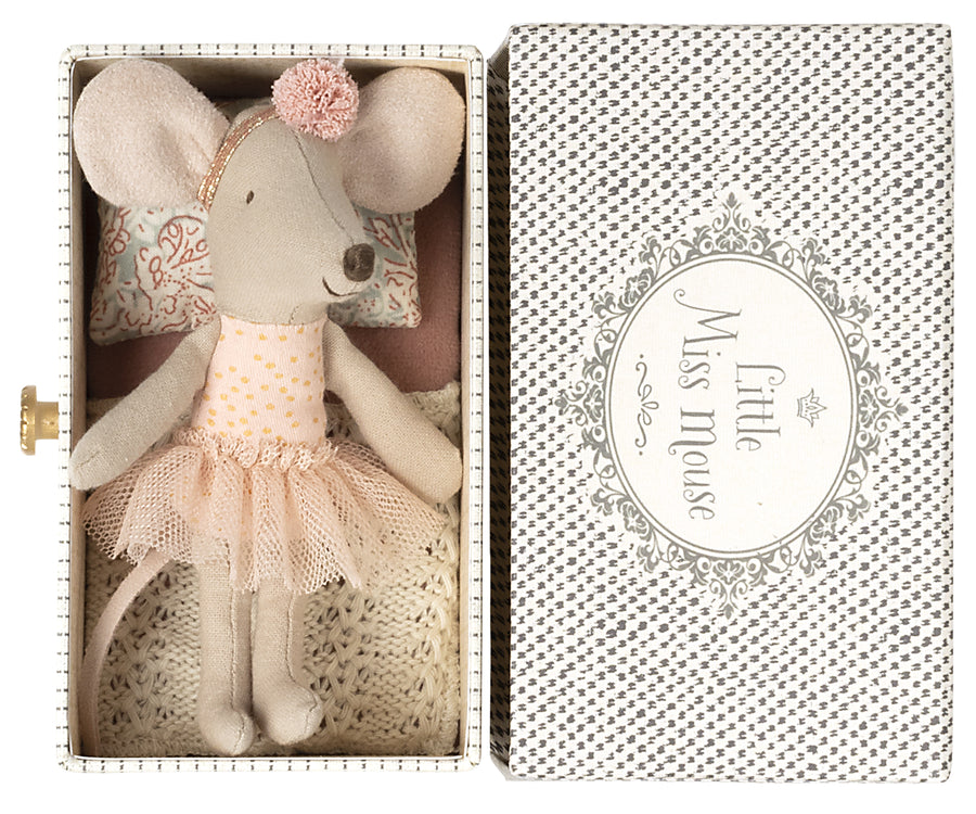 Dance mouse in daybed | Little sister