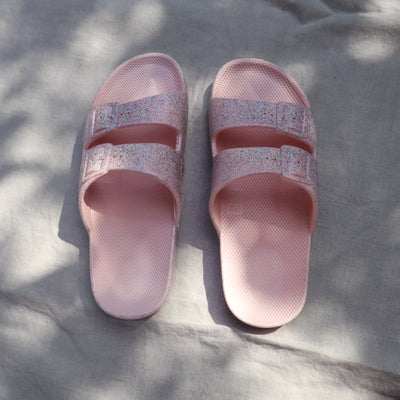 Rose glitter sandalen voor kinderen en volwassenen van het merk freedom Mozes