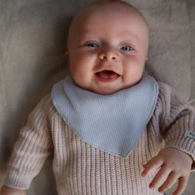 Lichtblauwe BIBS voor baby's (kinderen) tegen vlekken op kleding van het merk Mar Mar Copenhagen.