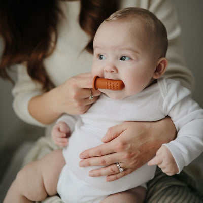 Tandenborstel voor baby's in het rood van Mushie.