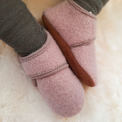 Babyslofjes wool Enfant in de kleur rose met klittenband sluiting voor baby's.