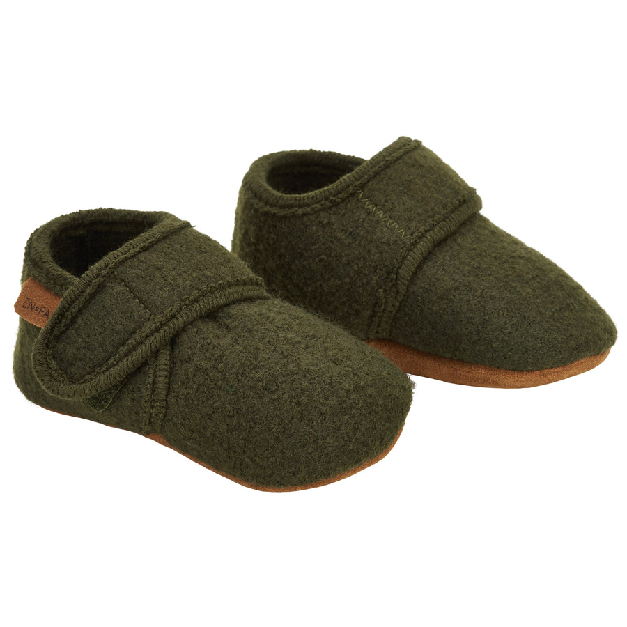 Babyslofjes wool Enfant in de kleur groen met klittenband sluiting voor baby's.