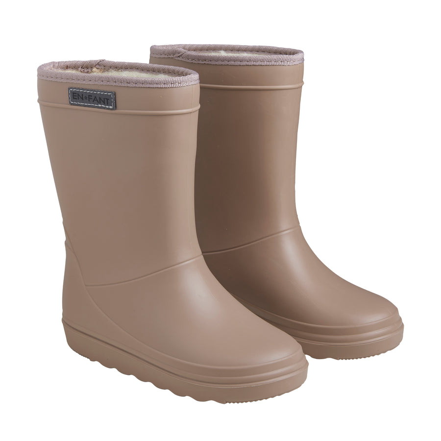 De thermoboots zijn gevoerd met wol aan de binnenzijde. De regenlaarzen zijn van ENFANT en portabella van kleur.