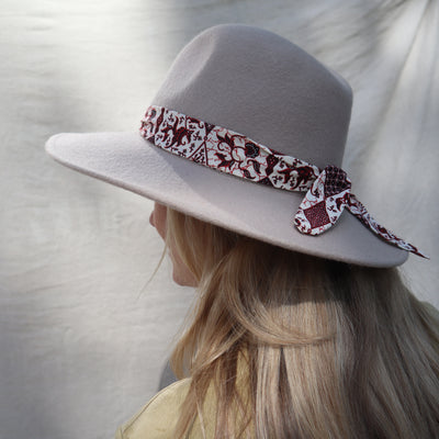 Grijze hoed voor dames met sierlijke band