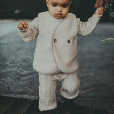 Wollen broek voor babys in de de kleur Sand van Donsje.