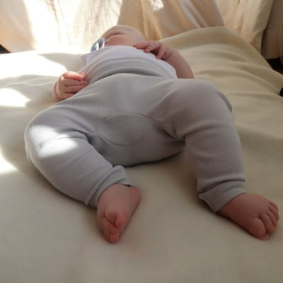 Legging voor baby's (newborn) in lichtblauw van Mar Mar Copenhagen.