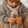 Gebreide sjaal voor baby's kinderen in de kleur sand van HVID.